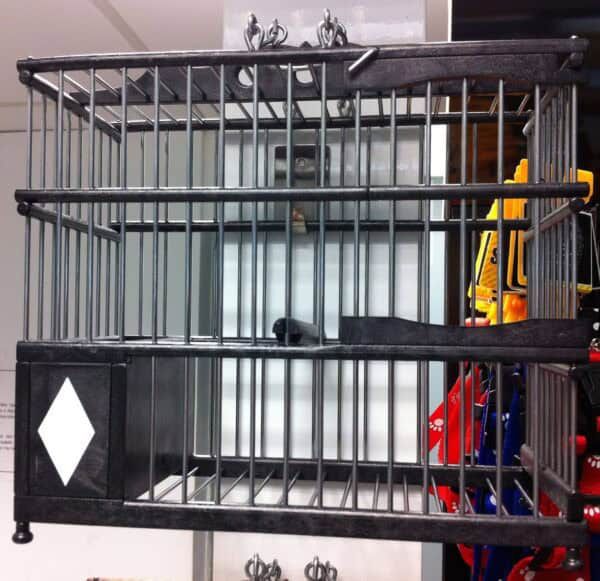 Gaiola para mascotas negra y metálica de tamaño mediano con espacio para juegos y libertad.