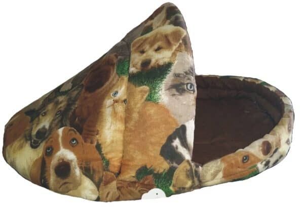 Perro de peluche con diseño de diferentes razas en cojín de descanso.