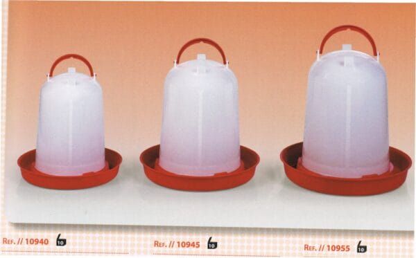 Vasos bebedero para gallinas y aves en diferentes tamaños con bandeja redonda resistente.