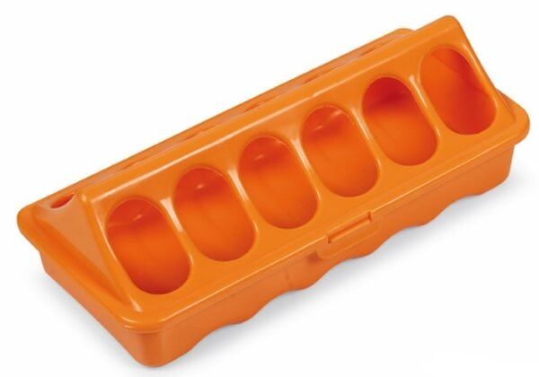 Recipiente de plástico para huevos de gallina, color naranja, resistente y fácil de limpiar.