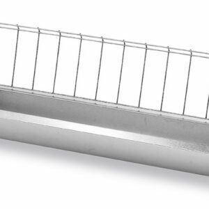 Cercado para animales de granja con barandas de metal y estructura robusta.