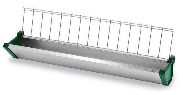 Cercado para animales de granja con barandas de metal y estructura robusta.