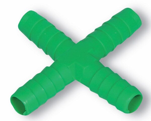 Tubería de conexión de riego agrícola en color verde para jardinería.