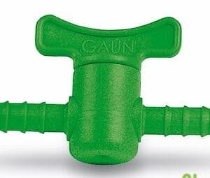 Tee para jardinería en color verde con entrada para manguera de agua.