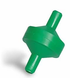 Válvula de seguridad de PVC verde para sistemas de bombeo y plomería.