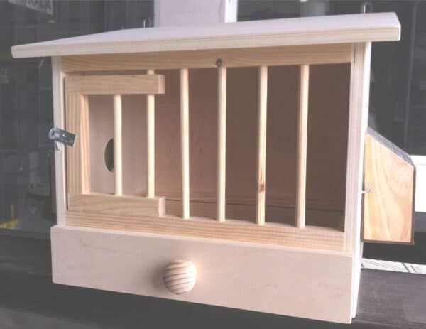 Entrenador para mascotas en madera natural, ideal para criar animales pequeños en casa o en la tienda.