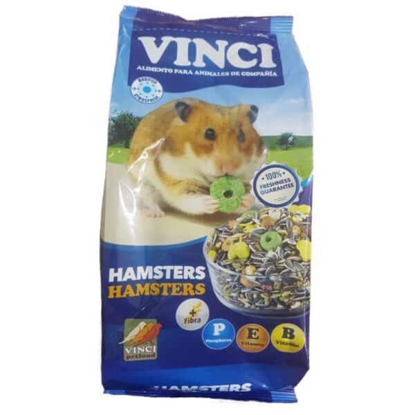 Alimento para hamsters con vitaminas y fibra, packaging con hamster mordiendo alimento en mercado pet.