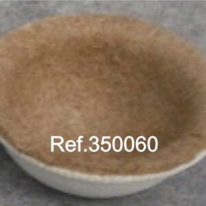 Plato de cerámica con especias en polvo, ideal para cocina y presentación de alimentos.