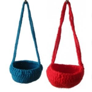 Cestas de lana tejidas en colores azul y rojo para mascotas.