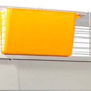 Cesta de almacenamiento de plástico amarillo para organización en estanterías.