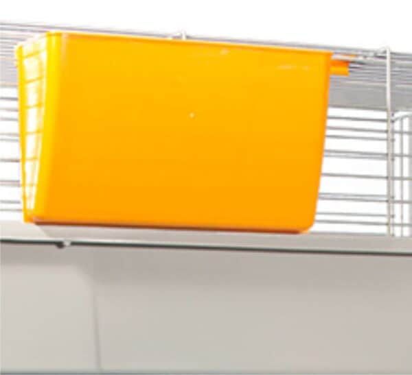 Cesta de almacenamiento de plástico amarillo para organización en estanterías.