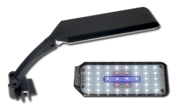 Lámpara LED de lectura para mascotas con brazo ajustable y superficie de luz grande.