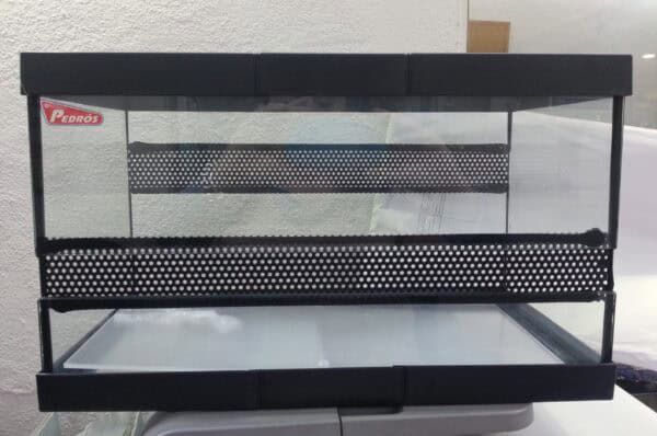 (vacío, sin productos en el interior de la vitrina exhibidora).