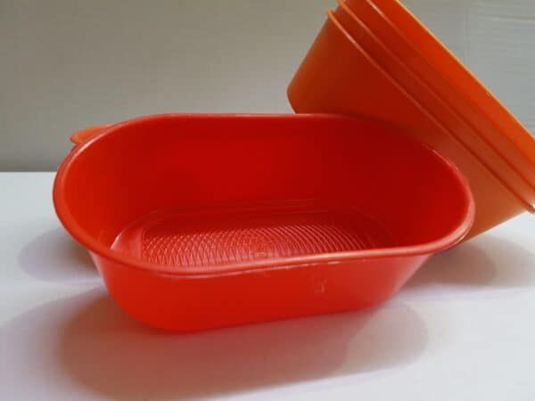 Contenedores de plástico naranjas para almacenamiento y transporte de alimentos en tienda online TodoMASKOTAS.