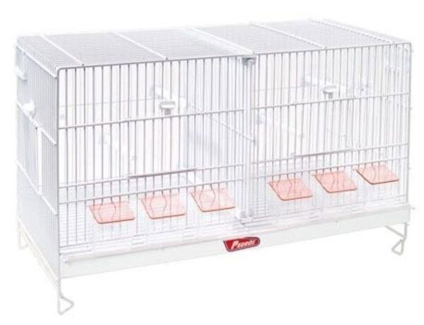 Jaula para mascotas con bandejas extraíbles y estructura de metal blanca.