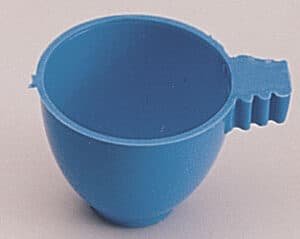 Taza de plástico azul para bebidas, pequeña y resistente, ideal para niños y eventos.