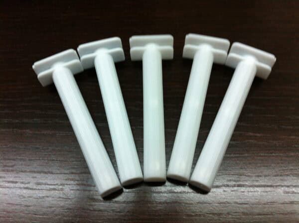 Pegs de madera para manualidades y decoraciones, herramientas básicas de bricolaje y proyectos creativos.