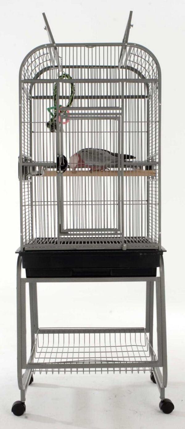 Jaula para aves o mascotas con ruedas y accesorios de juego.