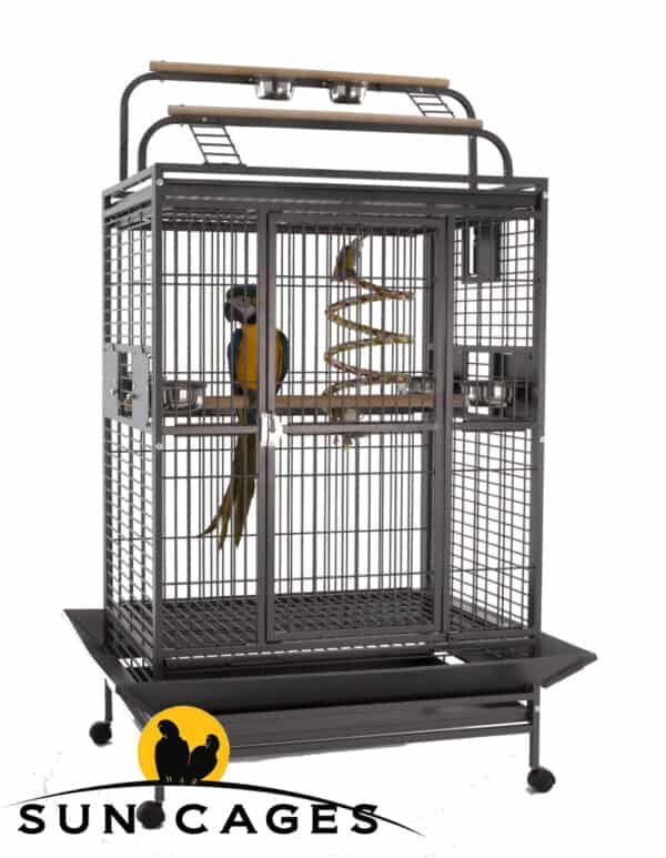 Jaula para aves de gran tamaño con accesorios y ruedas, ideal para mascotas al aire libre.