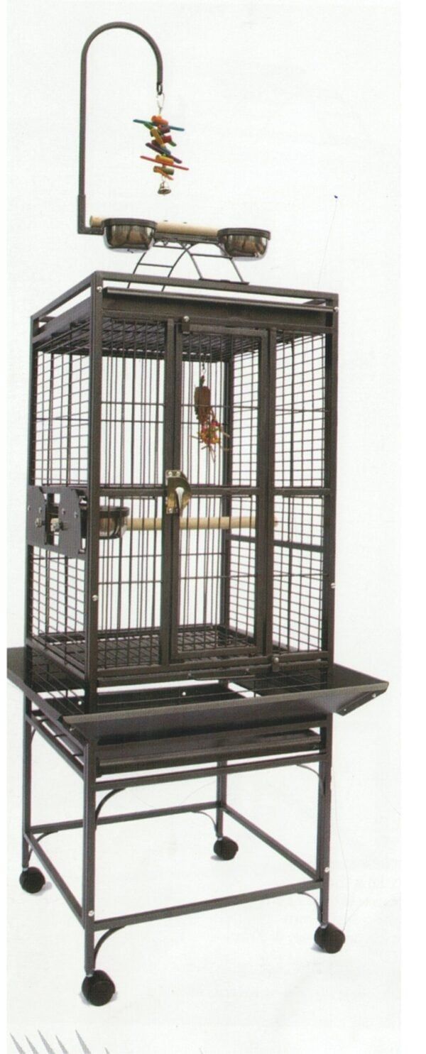 Cuna para aves en jaula metálica con accesorios y juguetes para mascotas.