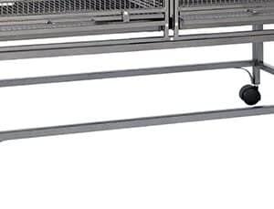 Carro de transporte metálico con ruedas para tienda de disfraces y accesorios.