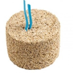 Bombón de arroz crujiente con velas azules para celebración.