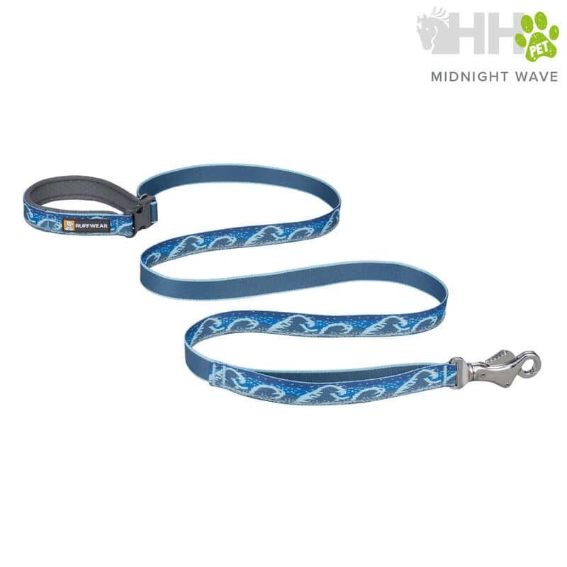 Correa para perro Bluewear Midnight Wave con diseño de olas en azul y detalles reflectantes.