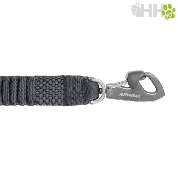 Correa para mascota con clip de seguridad Ruffwear, resistente y duradera para paseos confiables.
