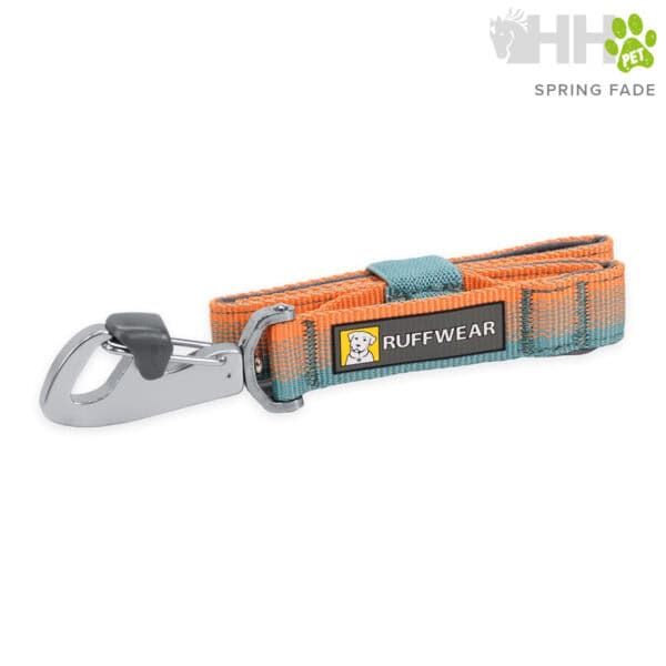 Arnés para mascotas Ruffwear Spring Fade, color naranja y azul, resistente y cómodo.