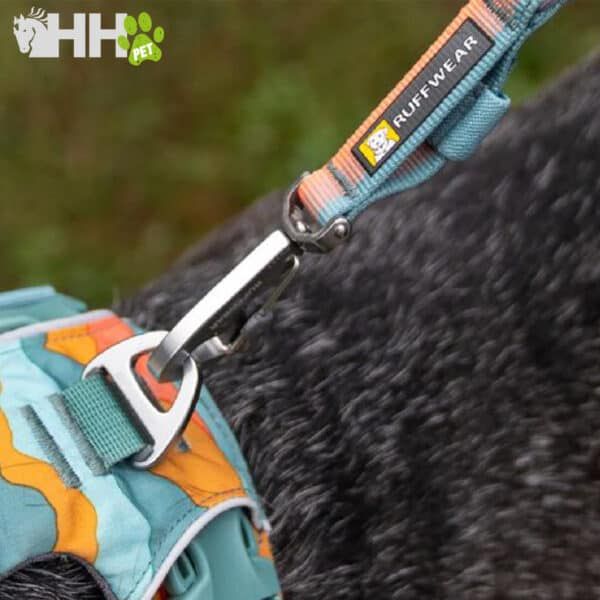 Colar de mascota con cierre de ruffwear y arnés con diseño colorido.