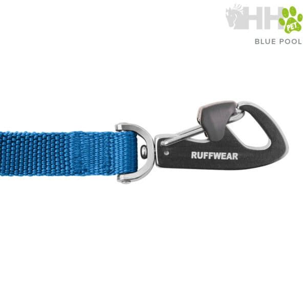 Cinta para mascotas con clip de seguridad Ruffwear en color azul.