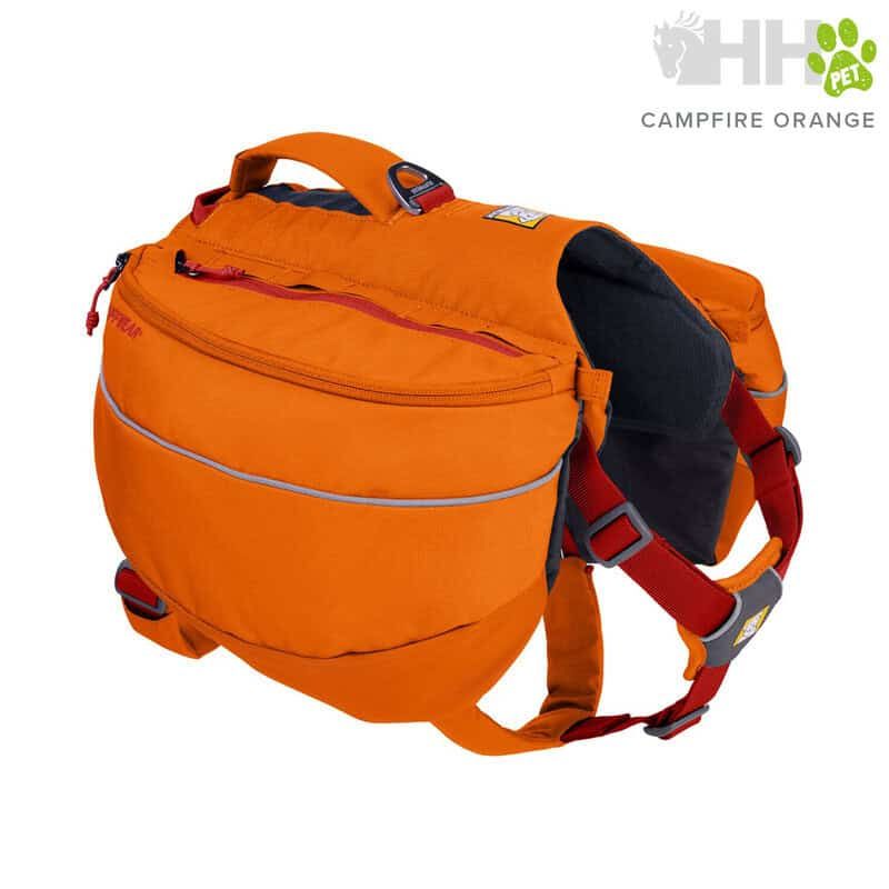 Bolsa de senderismo naranja con múltiples compartimentos, ideal para actividades al aire libre.