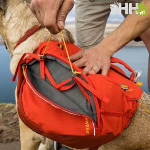 Mochila para perros en color rojo para senderismo y actividades al aire libre.