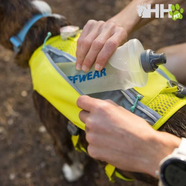 Botella de agua para perros en riñonera fluorescente, ideal para paseos, en tienda online TodoMASKOTAS.