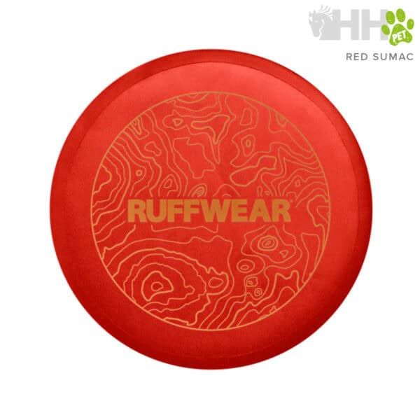 Alto: Pelota de fútbol Ruffwear en color rojo sumac con diseño de mapa topográfico.