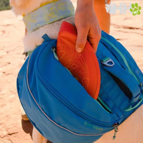 Bolsa de madera para mascotas en mochila azul con compartimento para juguetes y accesorios. Es perfecto para paseos y viajes con perros pequeños.