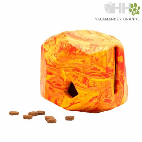 Rascador para gato en forma de cubo con diseño de mármol en tonos naranja y amarillo.