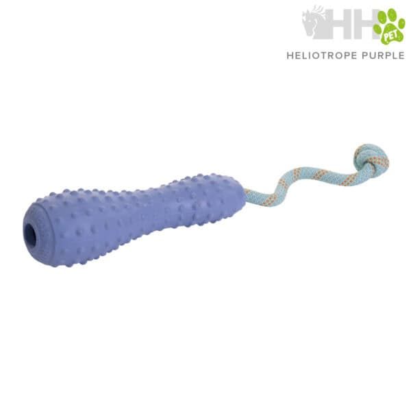 Alt: Juguete para perros con rabo de cuerda y superficie texturizada en color morado.