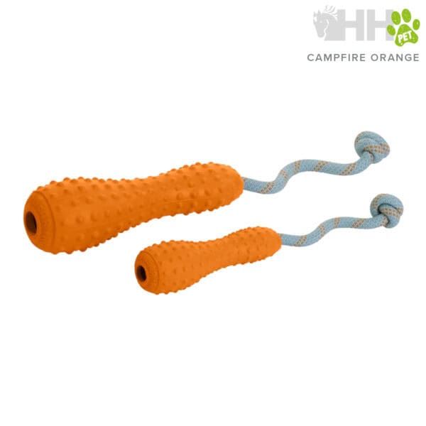 Cuerda de entrenamiento para perros con accesorios de goma naranja durable.