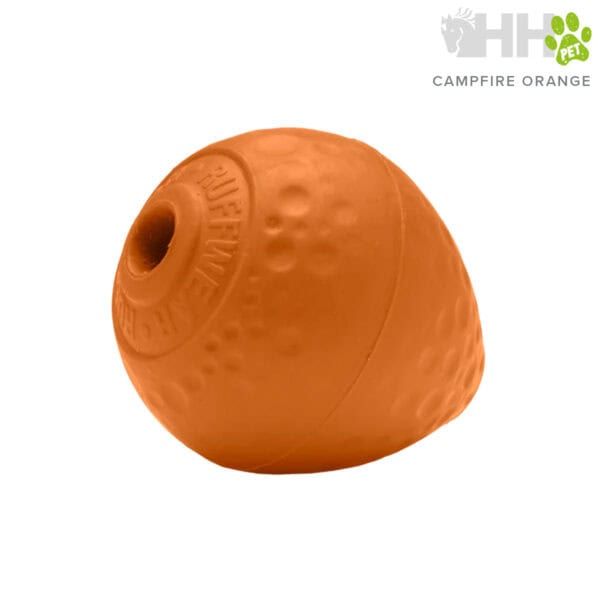 Pelota de goma naranja para mascotas y juegos al aire libre.