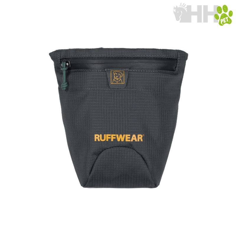 Alto text only: Bolsa de transporte RUFFWEAR para mascotas, resistente y práctica.
