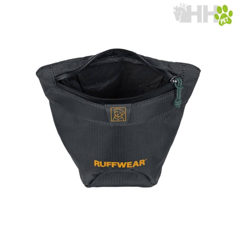 Bolsa de transporte para mascotas Ruffwear resistente y práctica, ideal para aventuras y paseos con perros.
