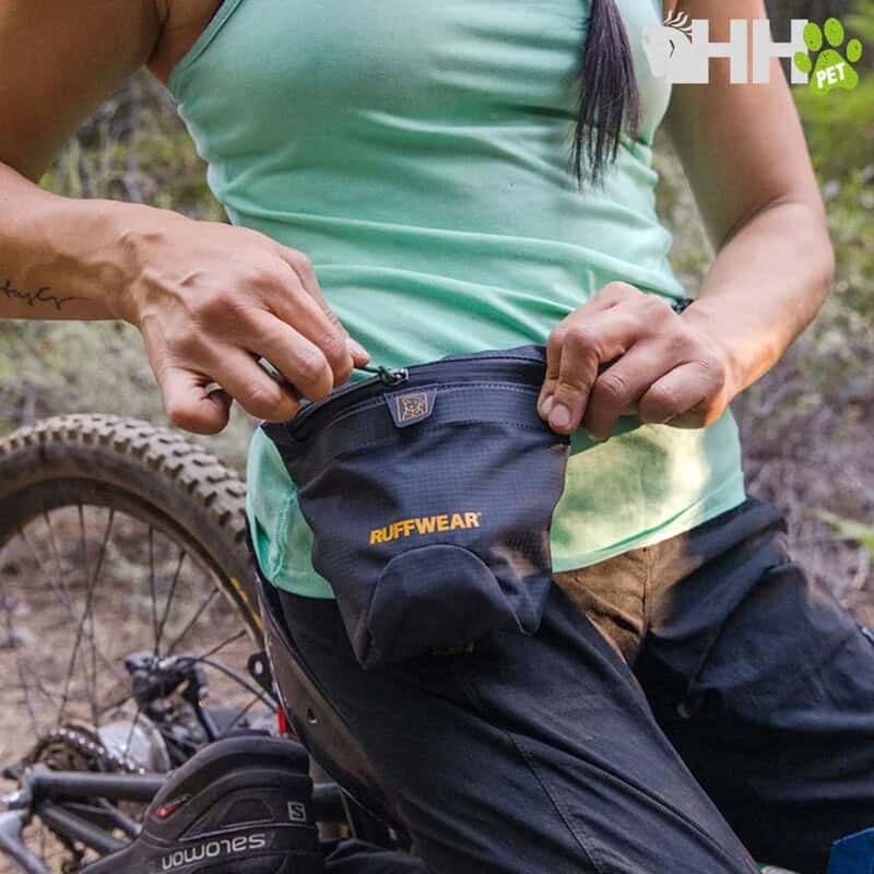 Botella de agua Rothwell en bolsa de cintura para senderismo.