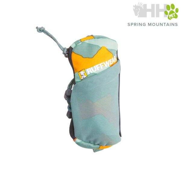 Bolsa de transporte para mascotas Spring Mountains de Ruffwear, colorida y compacta.
