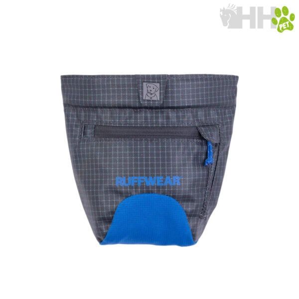 BOLSA PERRO RUFFWEAR gris con azul, resistente y práctica para paseos con mascotas.
