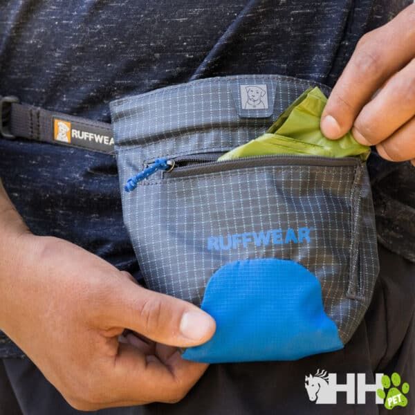 Bolsa de mano para mascotas RUFFWEAR con compartimento con cremallera, ideal para transportines y accesorios.