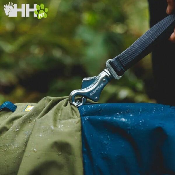 Doble mosquetón robusto para perros en mochila de senderismo.