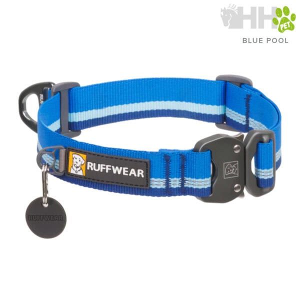 Correa para perros azul con marca Ruffwear y etiqueta de protección ajustable.