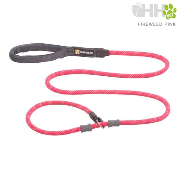 Correa para perros rosa con mosquetón, resistente y ajustable en tienda de mascotas.