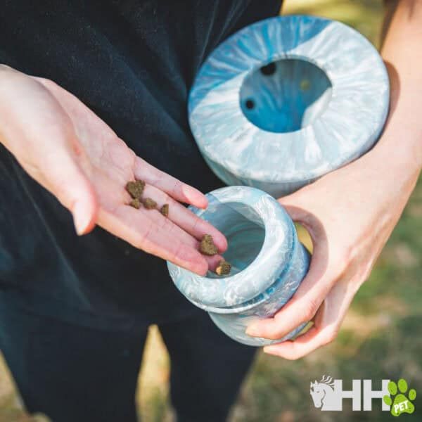 Barro para hamsters en vaso de cerámica decorativo.